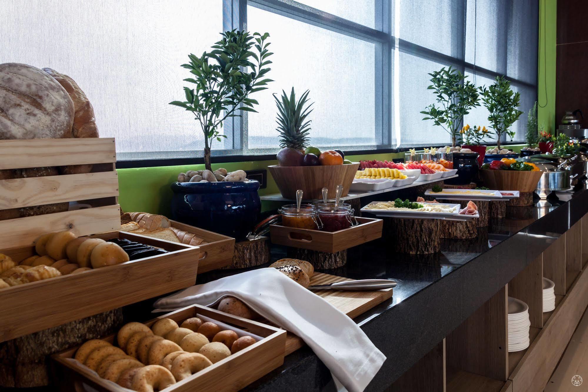 فندق جي اتش ال كولكشن بارانكويلا المظهر الخارجي الصورة A buffet at a hotel